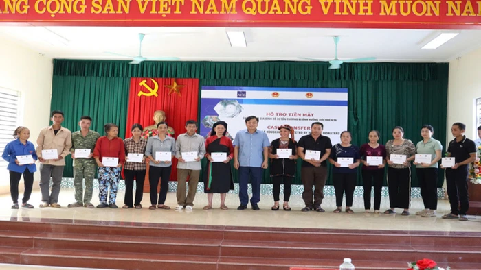 Người dân xã Tân Hương, huyện Yên Bình, tỉnh Yên Bái nhận tiền hỗ trợ