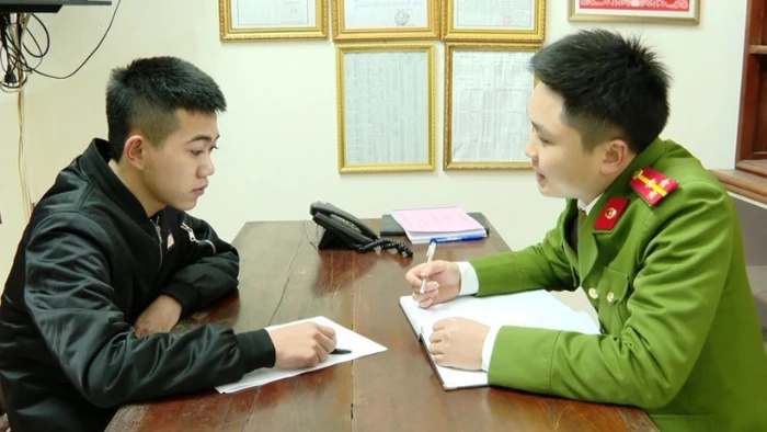 Đối tượng đang khai báo tại cơ quan Cảnh sát điều tra, Công an tỉnh Ninh Bình.