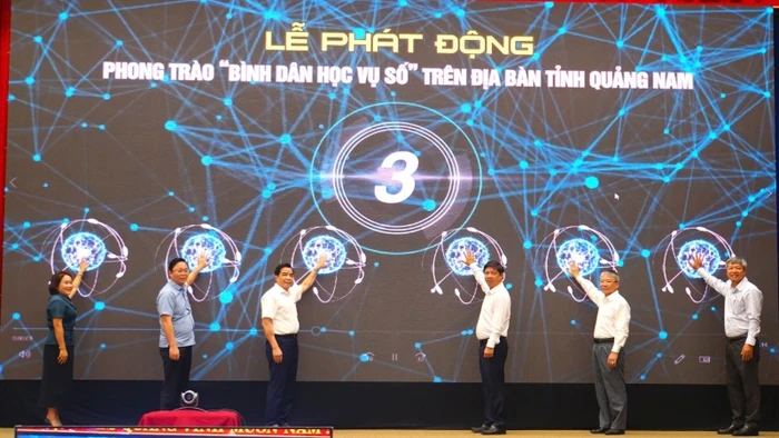 Các đồng chí lãnh đạo tỉnh Quảng Nam thực hiện nghi thức phát động phong trào “Bình dân học vụ số”.
