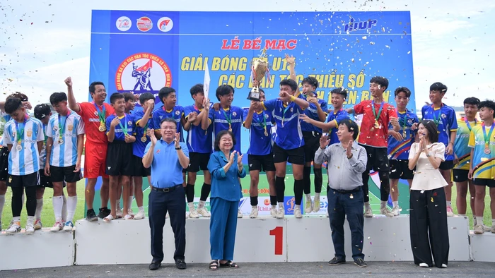 Đội U15 huyện Nậm Pồ giành Cúp vô địch.