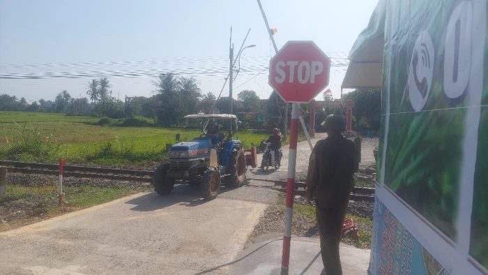Trạm gác chắn đường ngang qua đường sắt thôn Chính Nghĩa, xã An Phú, thành phố Tuy Hòa, tỉnh Phú Yên.