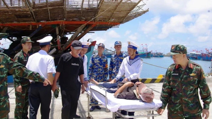 Cán bộ, chiến sỹ đảo Trường Sa tiếp nhận ngư dân gặp tai nạn lao động.