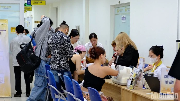 Khách du lịch quốc tế kết hợp du lịch nghĩ dưỡng và khám, chăm sóc sức khỏe tại Thiện Nhân Hospital. (Ảnh: ANH ĐÀO)