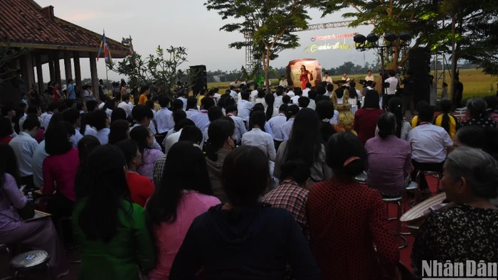Chương trình nghệ thuật "Cánh đồng vàng" do các nghệ sĩ, diễn viên Nhà hát Trưng Vương Đà Nẵng dàn dựng, biểu diễn, gây xúc động cho người xem. (Ảnh: ANH ĐÀO)