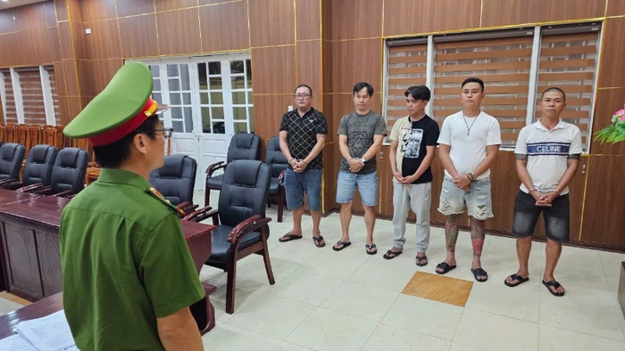 Các đối tượng trong đường dây tổ chức đánh bạc qua mạng bị bắt giữ. (Ảnh: Công an cung cấp)