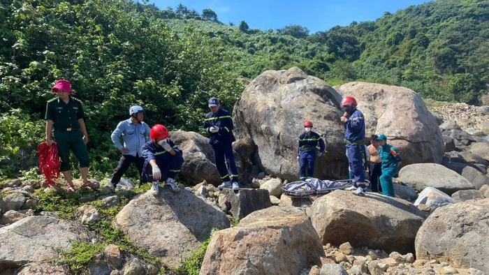 Lực lượng chức năng đưa thi thể được phát hiện dưới ghềnh đá trên bán đảo Sơn Trà lên phía trên. (Ảnh: Công an cung cấp)