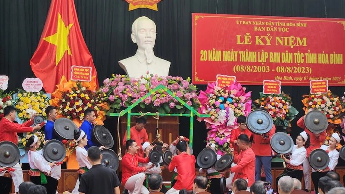 Biểu diễn chiêng Mường Hòa Bình tại buổi lễ.