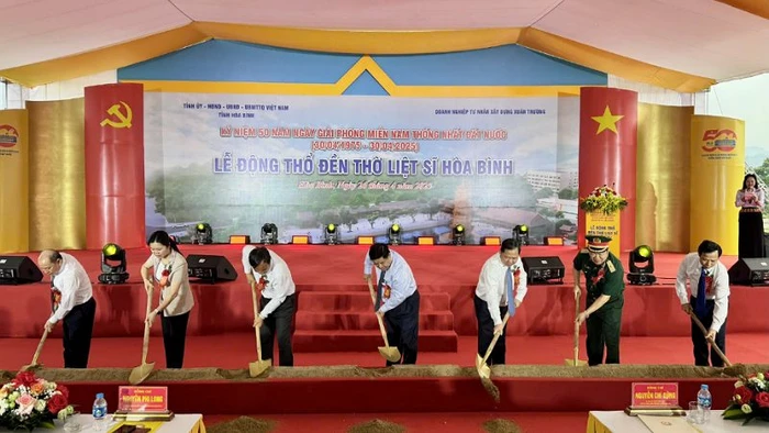 Phó Thủ tướng Nguyễn Chí Dũng (giữa) cùng Lãnh đạo tỉnh Hòa Bình động thổ Đền thờ liệt sĩ tỉnh Hòa Bình.