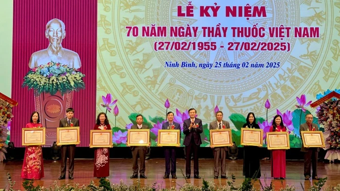 Đồng chí Đoàn Minh Huấn, Ủy viên Trung ương Đảng, Bí thư Tỉnh ủy Ninh Bình trao tặng danh hiệu “Thầy thuốc Ưu tú” của Chủ tịch nước cho các cá nhân ngành Y tế của tỉnh.