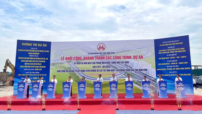 Các đại biểu bấm nút khởi công Dự án đầu tư xây dựng tuyến đường bộ cao tốc Ninh Bình-Hải Phòng, đoạn qua tỉnh Ninh Bình. 