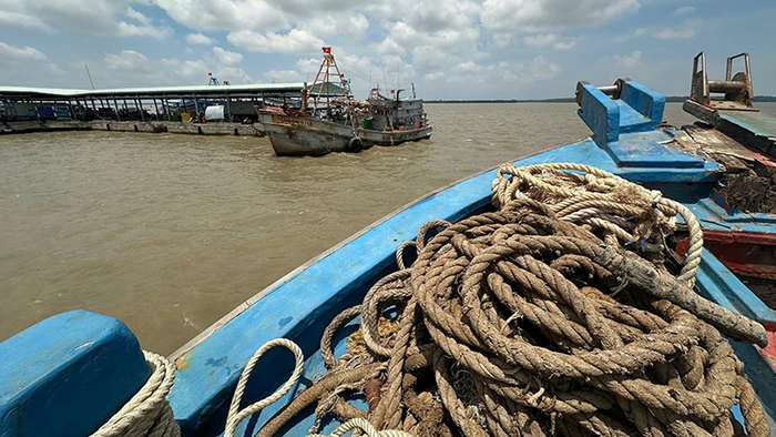 Tàu cá hoạt động tại cảng cá Trần Đề.