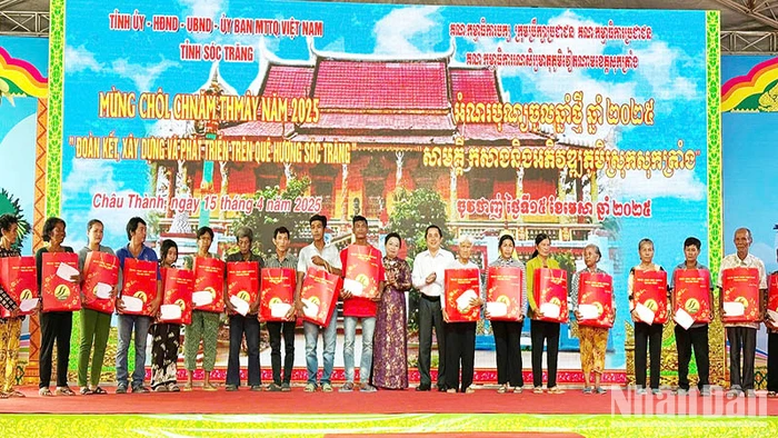 Tặng quà cho hộ nghèo Khmer vui đón Tết cổ truyền Chôl Chnăm Thmây.
