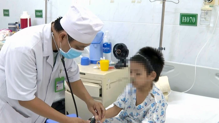 Điều trị bệnh nhân mắc sởi tại Bệnh viện Nhi đồng Đồng Nai.