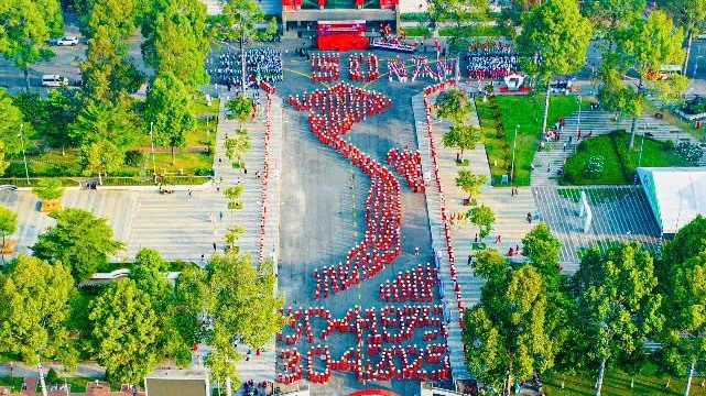 Người dân đồng diễn xếp hình nghệ thuật chào mừng kỷ niệm 50 năm Ngày Giải phóng miền Nam, thống nhất đất nước.