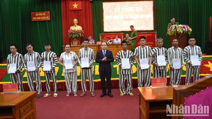 Phó Chánh án Tòa án nhân dân Tối cao Nguyễn Quốc Đoàn trao giấy chứng nhận đặc xá cho các phạm nhân.