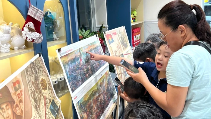 Học sinh Trung tâm ngoại ngữ và tin học Astra hào hứng trải nghiệm hai phụ san của Báo Nhân Dân.