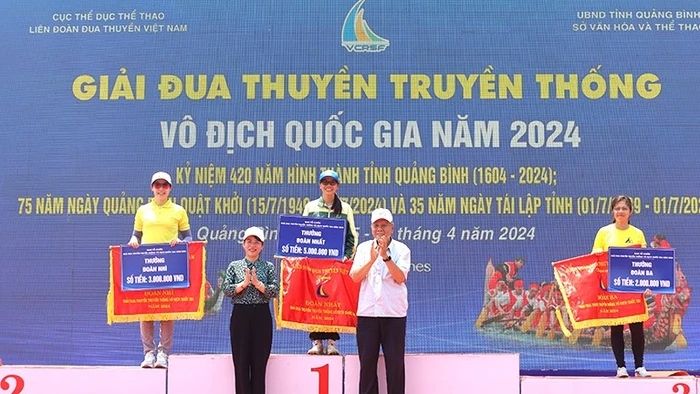 Ban tổ chức trao giải cho các đoàn tham dự giải có thành tích xuất sắc