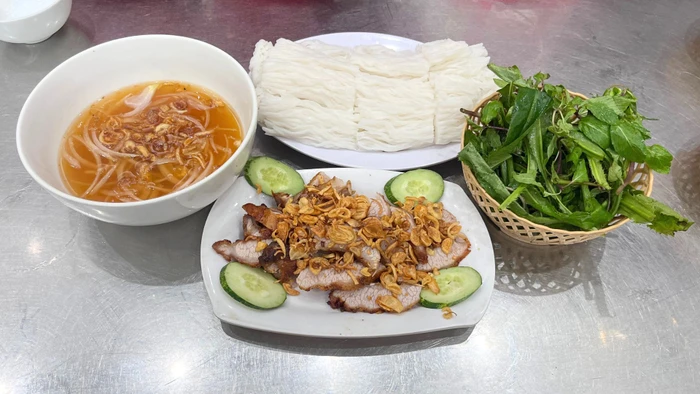 Một suất phở chấm xíu đầy đủ gồm: thịt xíu, nước chấm, phở bản mỏng, rau thơm.