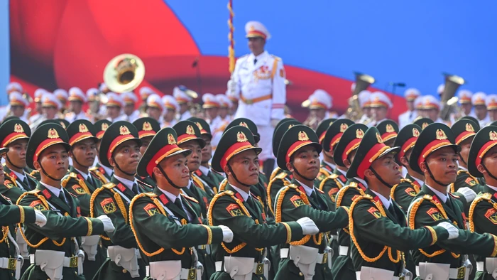 Khối sĩ quan lục quân tiến qua lễ đài. (Ảnh: DUY LINH)