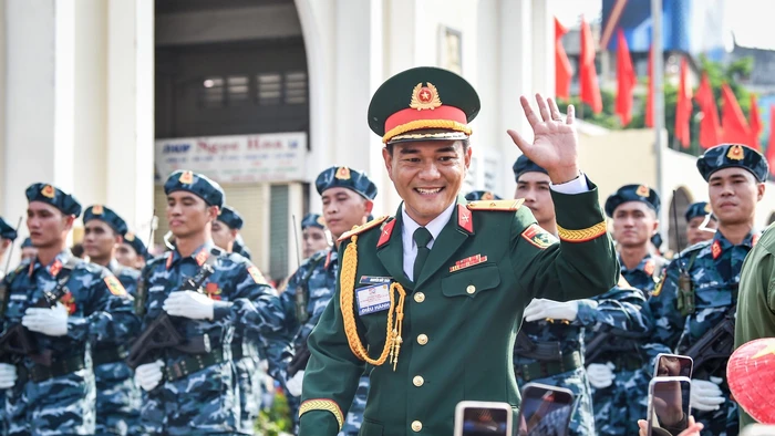 [Ảnh] Đoàn diễu binh xuống phố, đi giữa vòng tay của hàng vạn nhân dân
