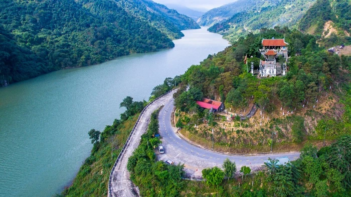 Đến thờ vua Lê Thái Tổ nơi được lắp đặt bảng gắn chíp của dự án "Yêu lắm Việt Nam".