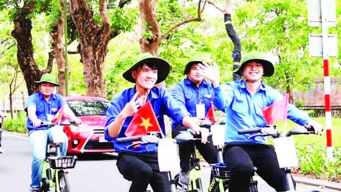 Đoàn viên tham gia hành trình đạp xe qua các cung đường gắn liền với thời niên thiếu của Chủ tịch Hồ Chí Minh. (Ảnh MINH NGUYÊN)