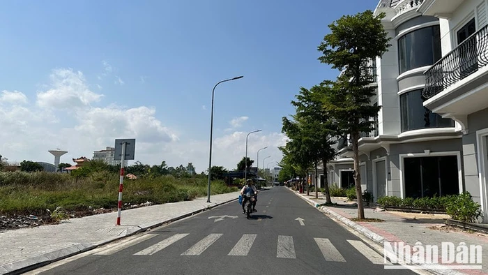 Một phần công viên văn hóa Trần Huỳnh (thành phố Bạc Liêu) bị "xẻo" xây dựng trung tâm thương mại và nhà ở thương mại, một phần vẫn bỏ hoang tàn gần 30 năm qua. (Ảnh: TRỌNG DUY)