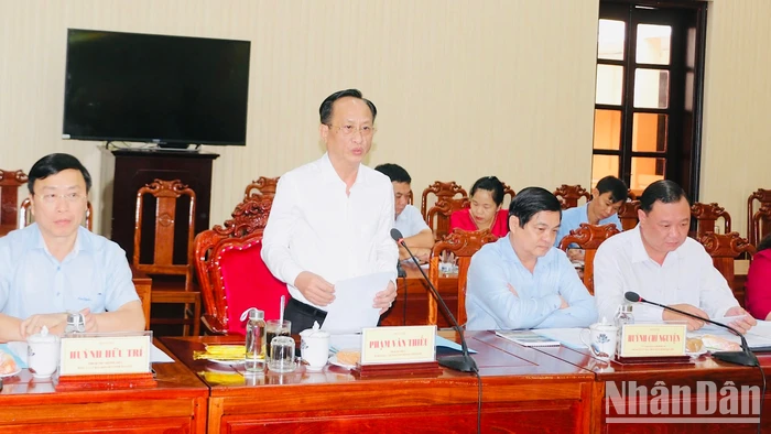 Đồng chí Phạm Văn Thiều, Bí thư Đảng ủy, Chủ tịch Ủy ban nhân dân tỉnh Bạc Liêu báo cáo với Đoàn công tác Trung ương. 