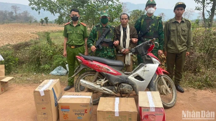 Đối tượng và tang vật bị lực lượng chức năng bắt giữ.