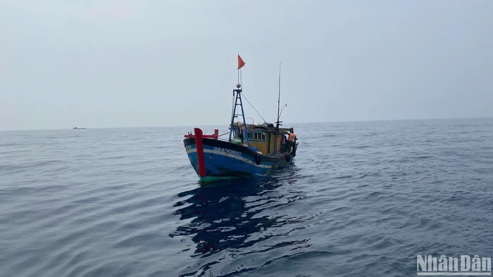 Tàu đánh bắt thủy sản trái phép bị lực lượng Biên phòng Quảng Trị bắt giữ.
