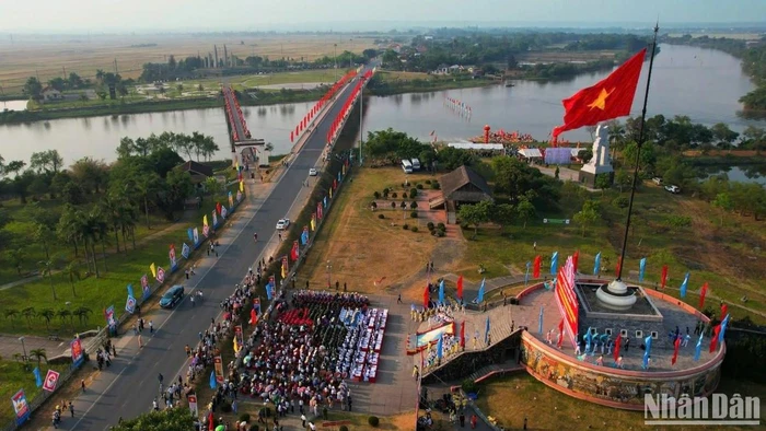 Toàn cảnh Lễ thượng cờ "Thống nhất non sông" ở Khu di tích quốc gia đặc biệt Đôi bờ Hiền Lương-Bến Hải.