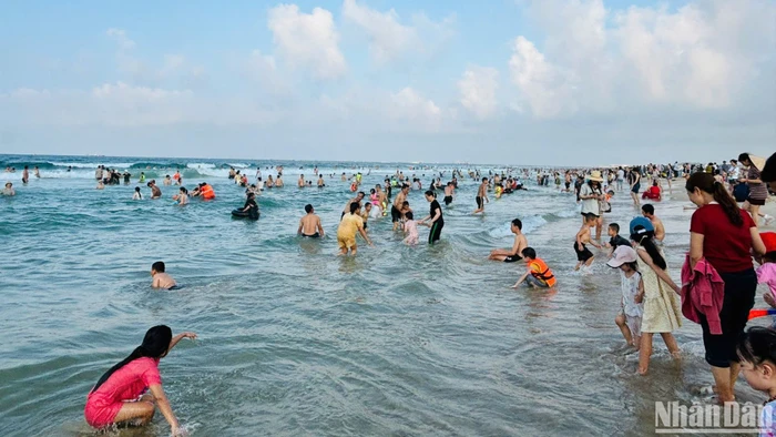 Bãi biển Cửa Việt trở thành điểm đến lý tưởng cho du khách trong dịp nghỉ lễ.