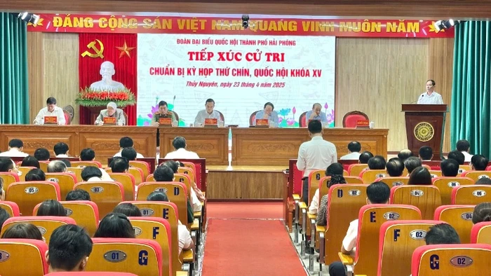 Quang cảnh buổi tiếp xúc cử tri tại thành phố Thủy Nguyên.