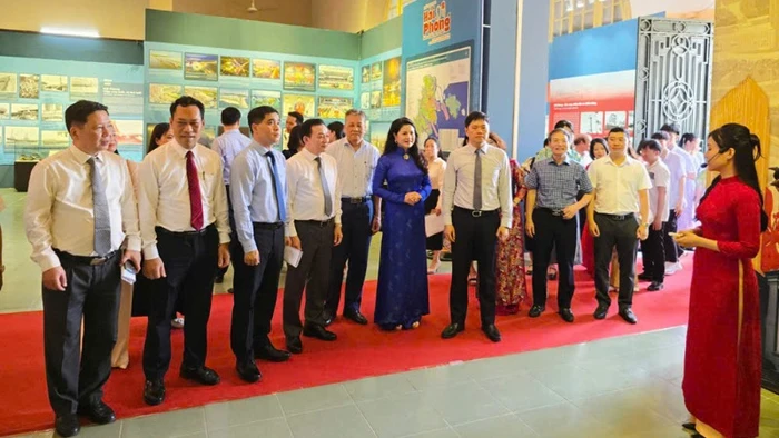 Các đại biểu tham quan trưng bày.