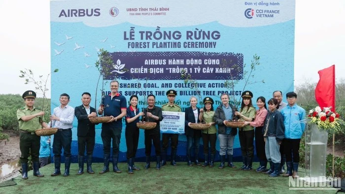 Công ty Airbus Việt Nam và đại diện lãnh đạo các cơ quan, đơn vị đồng hành đã tham dự Ngày Trồng cây, đánh dấu mốc trong việc Airbus chung tay cùng Việt Nam thực hiện Đề án “Trồng 1 tỷ cây xanh”.