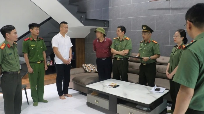 Cơ quan An ninh điều tra, Công an tỉnh Nghệ An đọc Lệnh giữ người trong trường hợp khẩn cấp đối với Tôn Quý Hòa. (Ảnh: CANA)