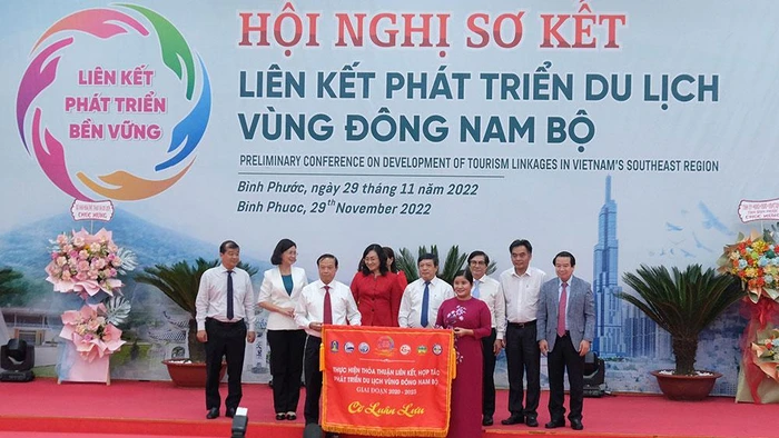 Lãnh đạo tỉnh Bình Phước trao Cờ luân lưu thỏa thuận, liên kết, hợp tác phát triển du lịch vùng Đông Nam Bộ cho lãnh đạo tỉnh Bà Rịa-Vũng Tàu.