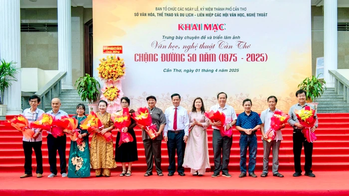 Các Hội viên được vinh danh, khen thưởng tại Lễ Khai mạc Triển lãm “Văn học, nghệ thuật Cần Thơ-Chặng đường 50 năm”.
