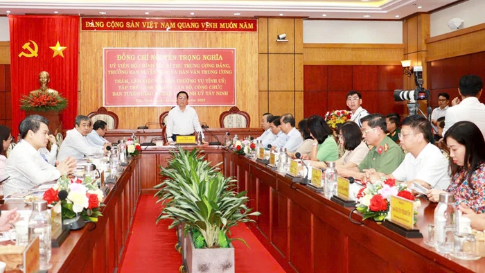 Đồng chí Nguyễn Trọng Nghĩa, Ủy viên Bộ Chính trị, Bí thư Trung ương Đảng, Trưởng Ban Tuyên giáo và Dân vận Trung ương làm việc với Ban Thường vụ Tỉnh ủy Tây Ninh, Ban Tuyên giáo và Dân vận Tỉnh ủy Tây Ninh