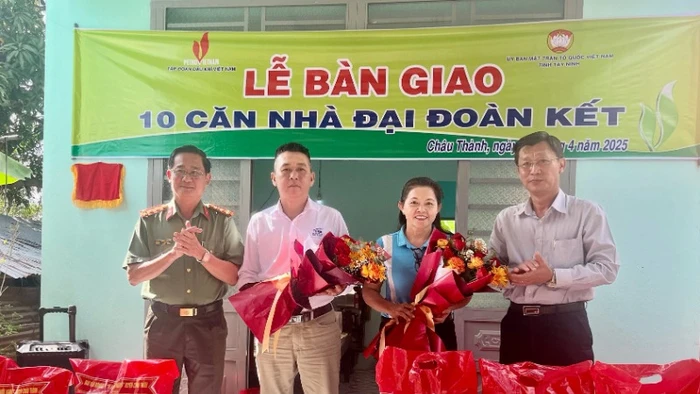 Đại tá Nguyễn Văn Trãi, Ủy viên Ban Thường vụ Tỉnh ủy, Giám đốc Công an tỉnh Tây Ninh tặng hoa cảm ơn Báo Nhân Dân, Tập đoàn Dầu khí Quốc gia Việt Nam và Công ty cổ phần Xi-măng Fico.