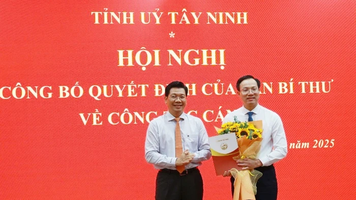 Đồng chí Nguyễn Mạnh Hùng (trái), Bí thư Tỉnh ủy, Chủ tịch Hội đồng nhân dân tỉnh Tây Ninh, chúc mừng đồng chí Đoàn Trung Kiên tham gia Ban Chấp hành, Ban Thường vụ Tỉnh ủy Tây Ninh nhiệm kỳ 2020-2025