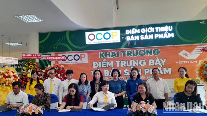 Các doanh nghiệp ký kết với Bưu điện tỉnh Long An việc đưa hàng giới thiệu, bán sản phẩm OCOP tại điểm bán hàng của Bưu điện.
