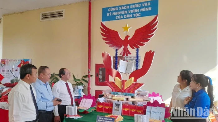 Lãnh đạo tỉnh và huyện tham quan gian giới thiệu sách, triển lãm trưng bày sách tại lễ phát động.