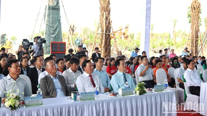 Phó Thủ tướng Chính phủ Mai Văn Chính cùng lãnh đạo chính quyền tỉnh qua các thời kỳ dự tại điểm cầu truyền hình trực tiếp tại Long An.