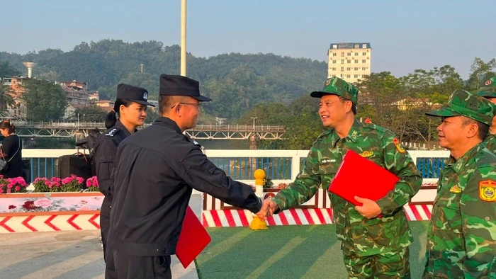 Bộ Chỉ huy Bộ đội Biên phòng tỉnh Lào Cai và Chi đội quản lý biên giới Hồng Hà, Trạm kiểm soát biên phòng xuất nhập cảnh Hà Khẩu (Trung Quốc) tổ chức tuần tra liên hợp.