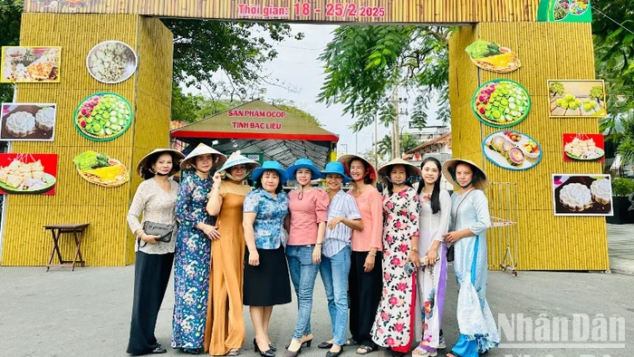 Ngày hội bánh dân gian Nam Bộ tại thành phố Bạc Liêu thu hút sự quan tâm của nhiều người dân, khách du lịch trong và ngoài tỉnh. (Ảnh: TRỌNG DUY)