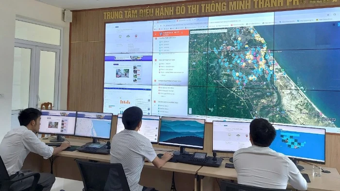Nhân viên Trung tâm Điều hành đô thị thông minh thành phố Đồng Hới theo dõi mực nước qua hệ thống camera để cảnh báo úng ngập đường phố trong mùa mưa lũ năm 2024.