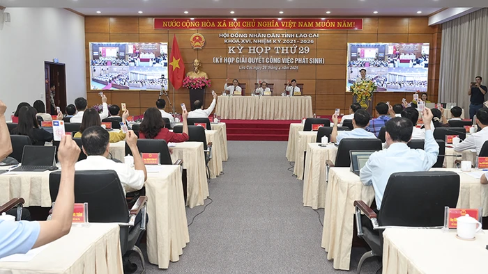 Đại biểu hai tỉnh Lào Cai và Yên Bái cùng tham gia biểu quyết thông qua Nghị quyết hợp nhất hai tỉnh.