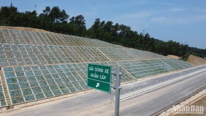 Một đoạn trên tuyến cao tốc Bùng-Vạn Ninh thuộc dự án thành phần cao tốc bắc-nam là 1 trong những tuyến cao tốc được thông xe đưa vào sử dụng nhân kỷ niệm 50 năm Ngày Giải phóng miền nam. (Ảnh: KIM CƯƠNG)