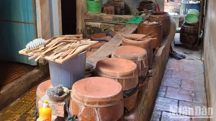 Hiện trường sản xuất giá đỗ chui. (Ảnh: Công an cung cấp)